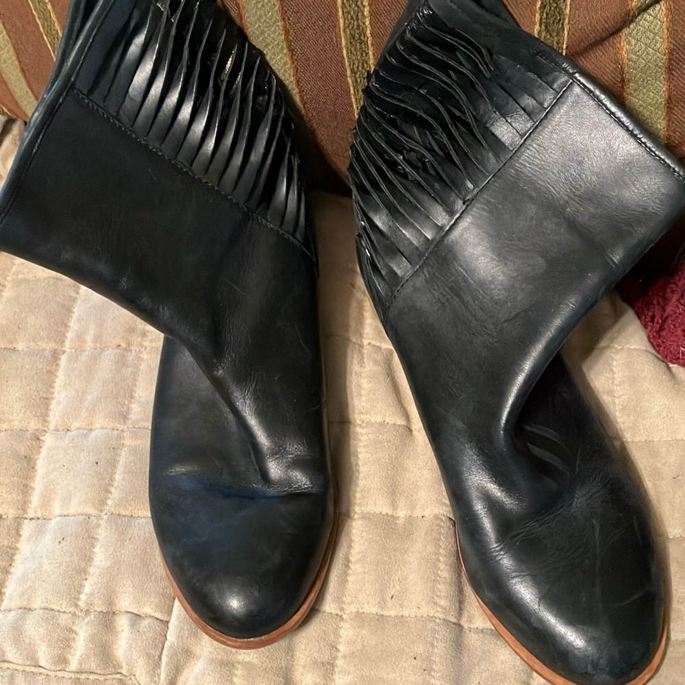 Hive & Honey Short Boot Black Smooth Leather w/ Posterior Twisted Leather Size 9